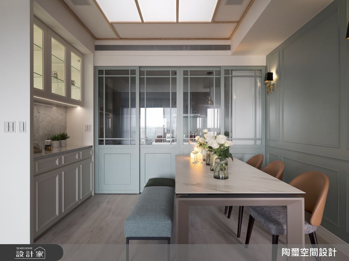 半開放式的餐廚空間,可針對不同的下廚需求做調整;天花板 LED 燈板亦可倚照聚會的需求調整色溫,機能性極佳。 半開放式的餐廚空間,可針對不同的下廚需求做調整;天花板 LED 燈板亦可倚照聚會的需求調整色溫,機能性極佳。