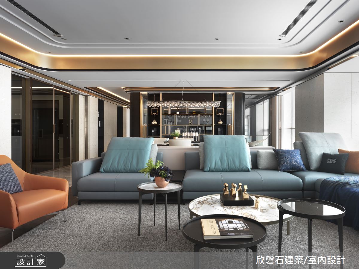 矗立於市中心的現代風景觀豪宅,俯瞰城市美景,屋內以
