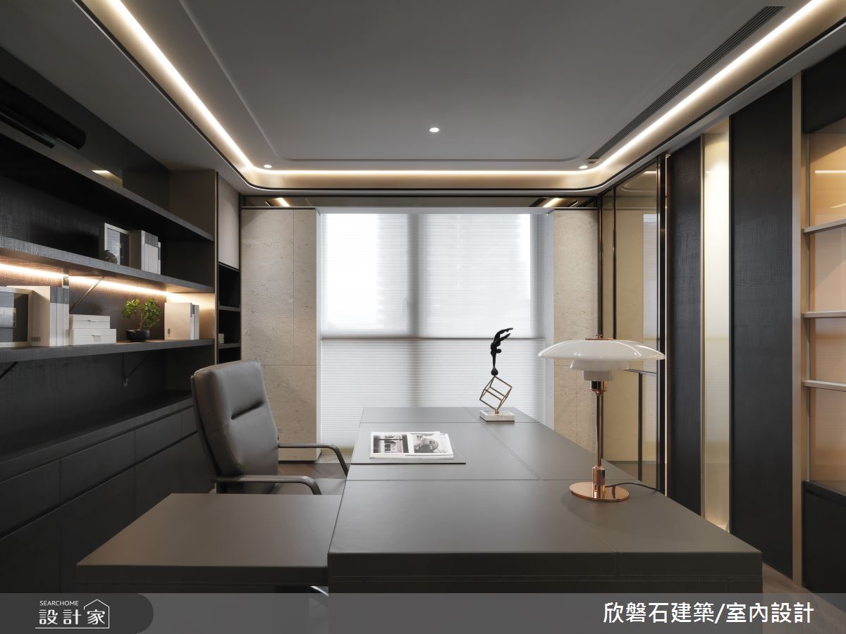 矗立於市中心的現代風景觀豪宅,俯瞰城市美景,屋內以