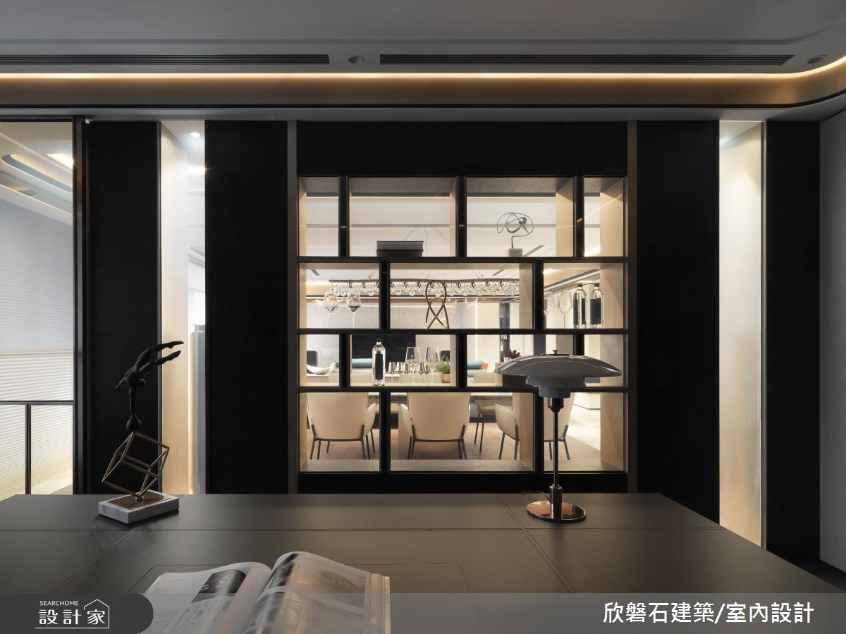矗立於市中心的現代風景觀豪宅,俯瞰城市美景,屋內以