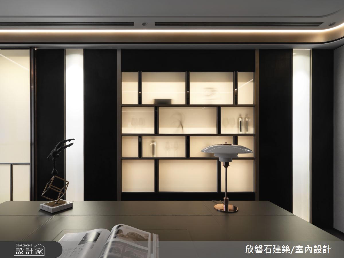 矗立於市中心的現代風景觀豪宅,俯瞰城市美景,屋內以