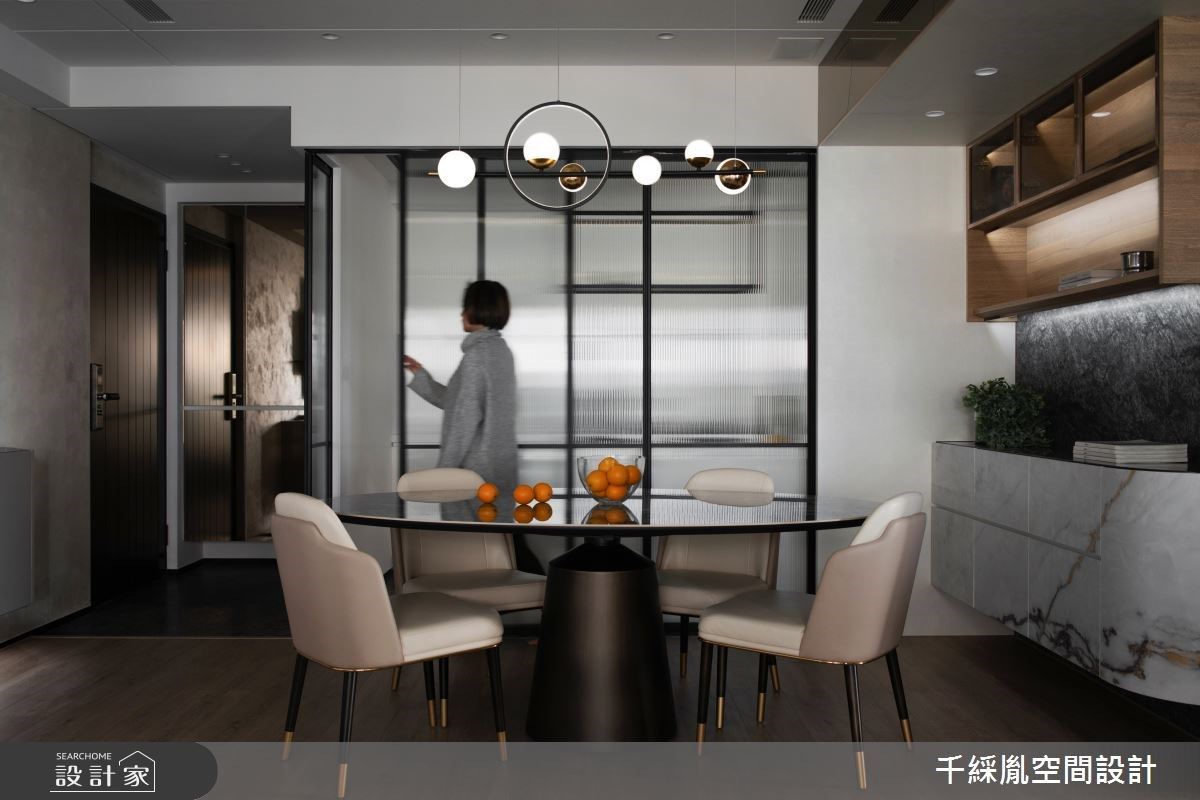 敞朗日光伴隨開窗面走進家屋,照亮35坪的現代風空間且