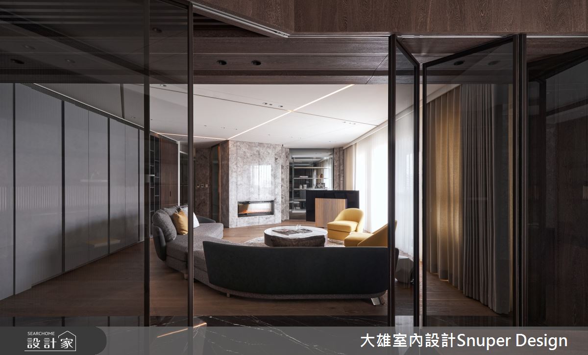 方正格局的四道牆,彷彿不可打破的空間基本架構;然而