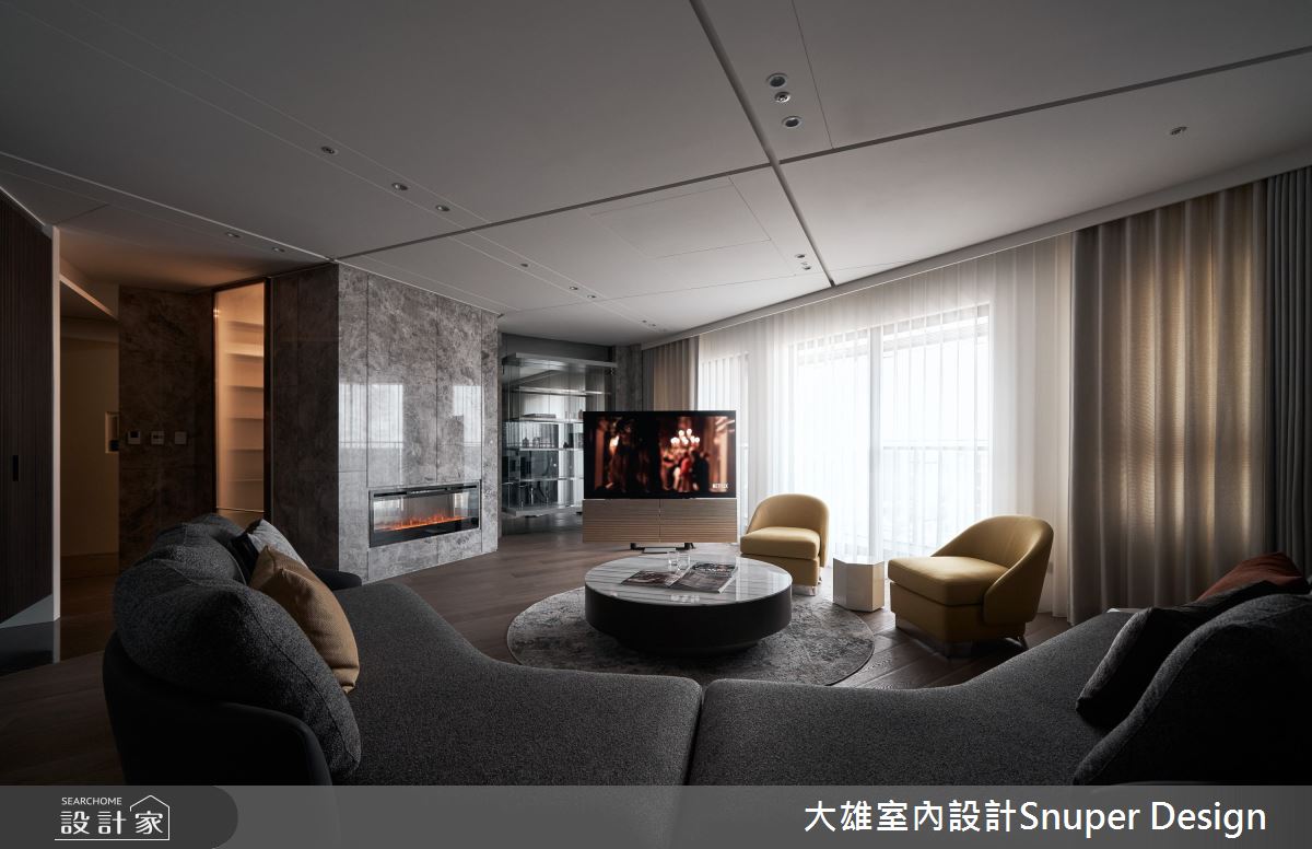 方正格局的四道牆,彷彿不可打破的空間基本架構;然而
