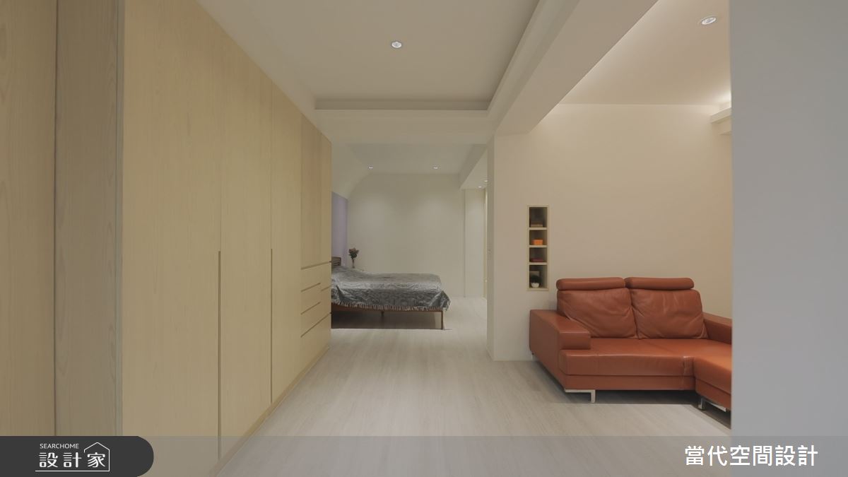 主臥因應屋主的生活習慣,貼心規劃沙發區及睡眠區,營造多樣的居家情境。 主臥因應屋主的生活習慣,貼心規劃沙發區及睡眠區,營造多樣的居家情境。