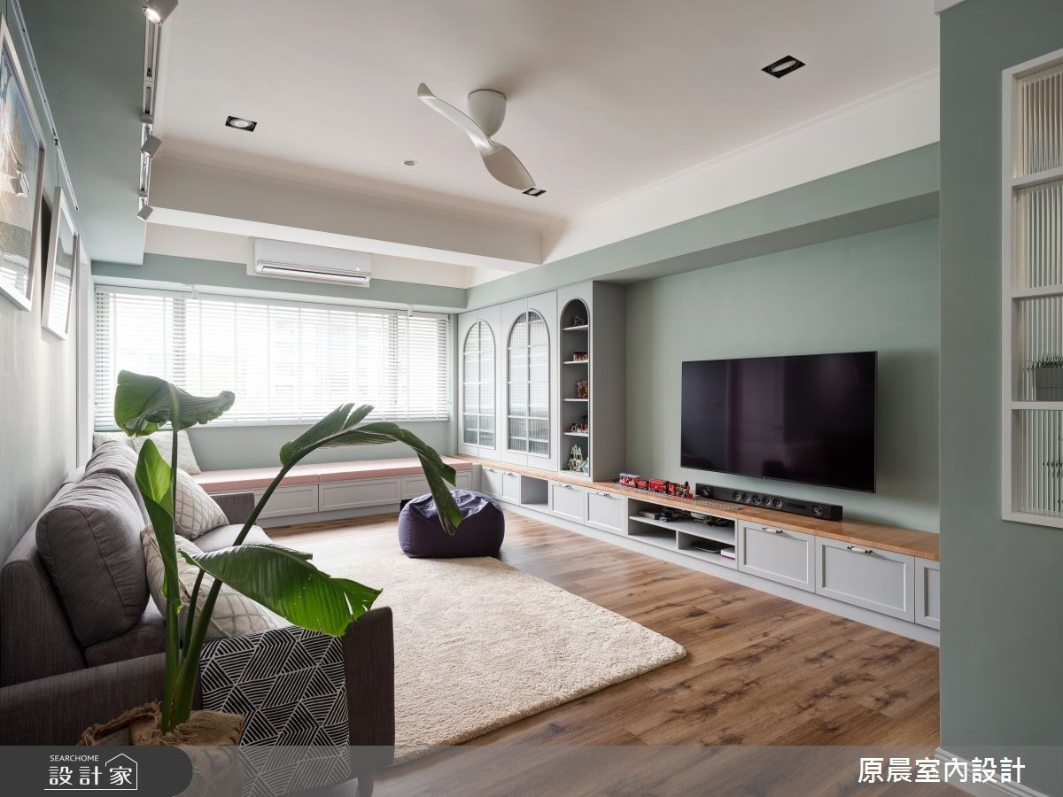 電視牆設計結合展示櫃與臥榻,一體成型營造空間延展性。 電視牆設計結合展示櫃與臥榻,一體成型營造空間延展性。