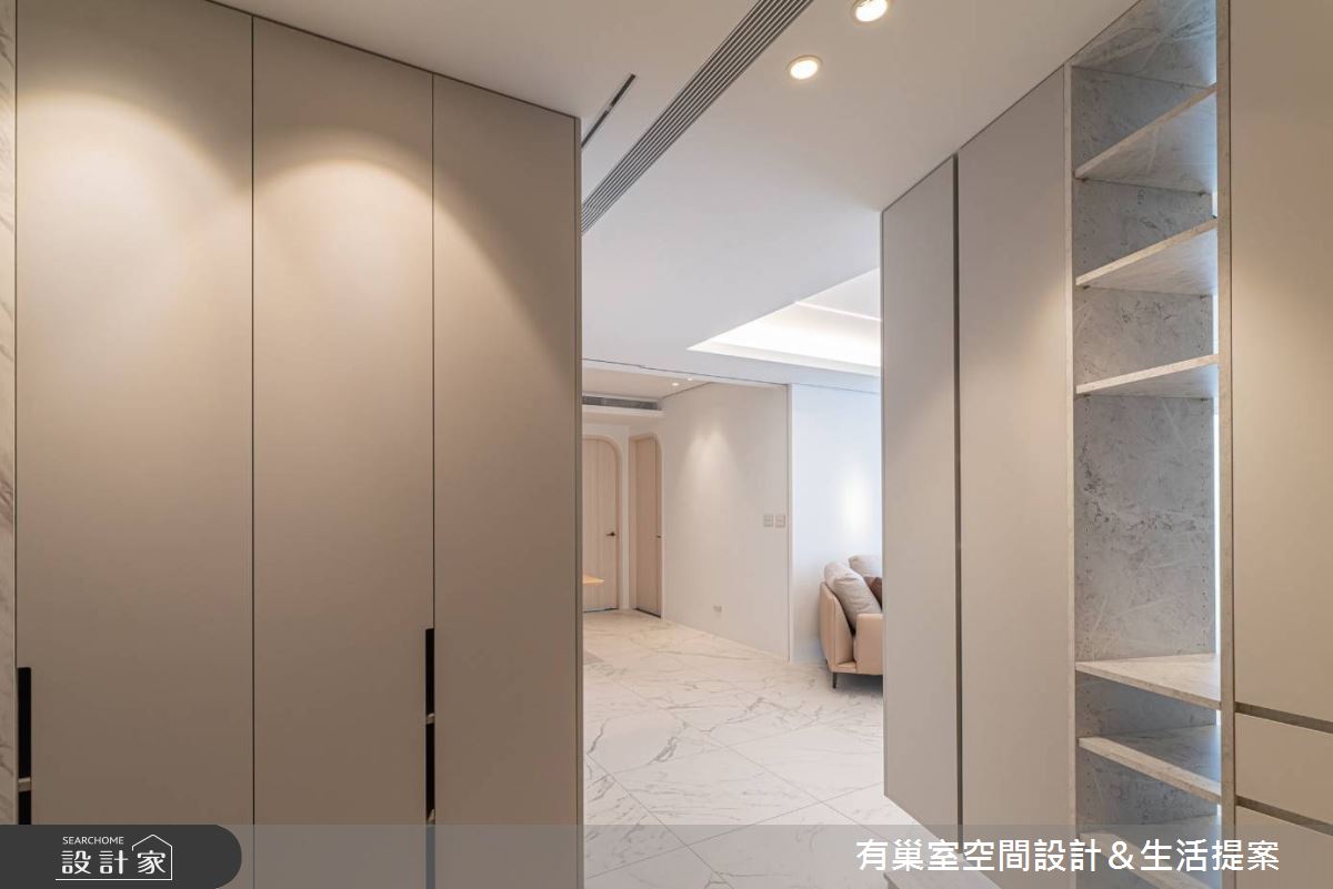 玄關巧妙運用柱子的畸零空間,規劃雙層收納櫃,滿足全家大小的日用品收納。 玄關巧妙運用柱子的畸零空間,規劃雙層收納櫃,滿足全家大小的日用品收納。