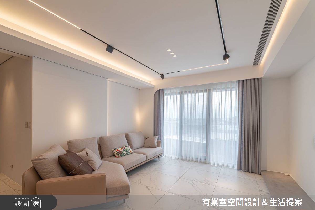 客廳藉由電視牆的配置轉向,使後方的玻璃拉門成為沙發背延伸,成就寬敞舒適的生活空間感。 客廳藉由電視牆的配置轉向,使後方的玻璃拉門成為沙發背延伸,成就寬敞舒適的生活空間感。