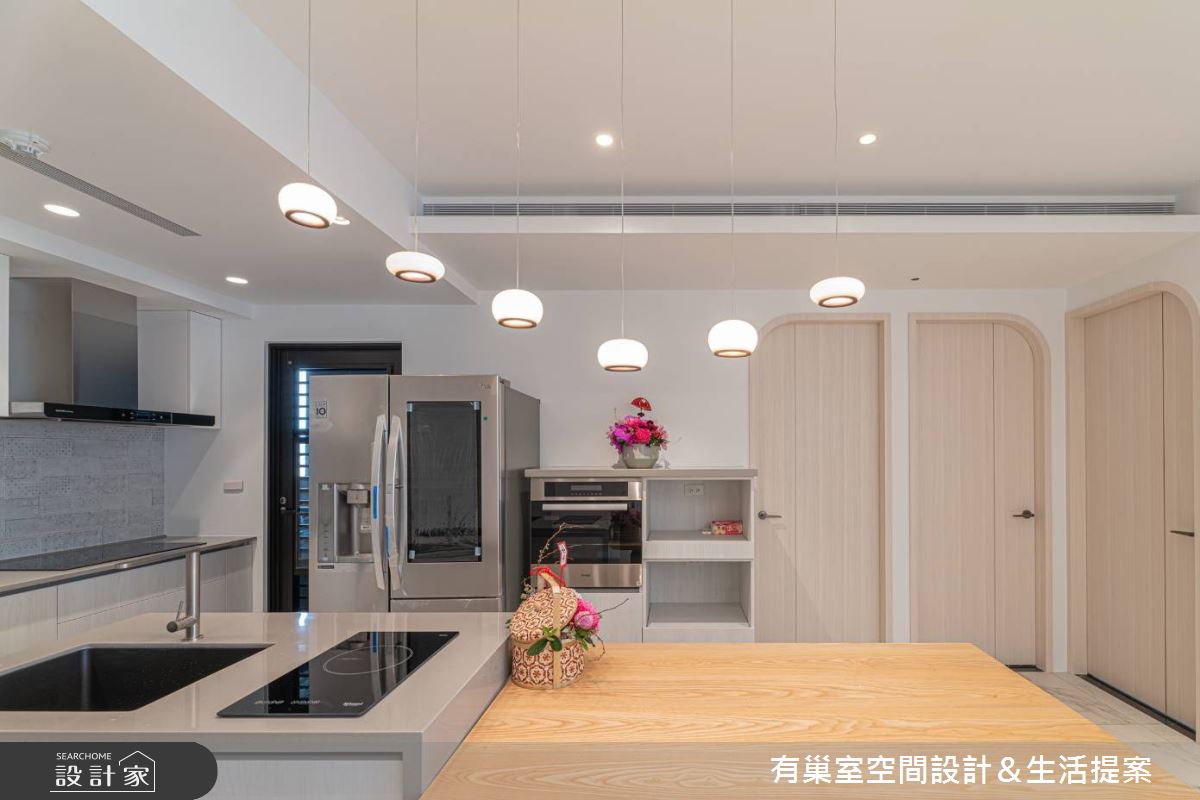 餐廳精選骨瓷打造的造型燈,展現「飛鳥展翅」意象,同時形塑視覺亮點。 餐廳精選骨瓷打造的造型燈,展現「飛鳥展翅」意象,同時形塑視覺亮點。
