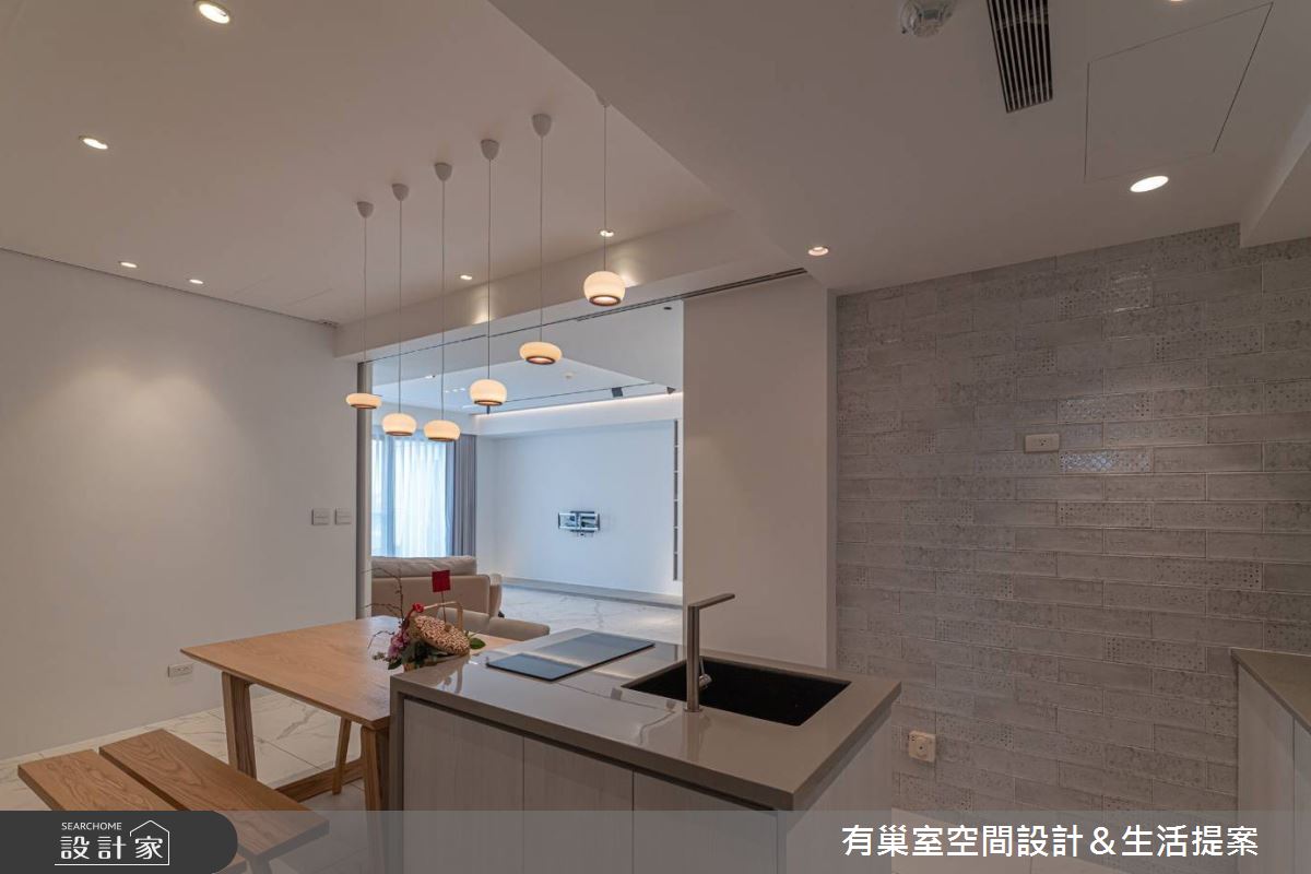 面對寬敞的餐廚空間,設計師精心增設兩個洗手台,提升生活便利性。 面對寬敞的餐廚空間,設計師精心增設兩個洗手台,提升生活便利性。