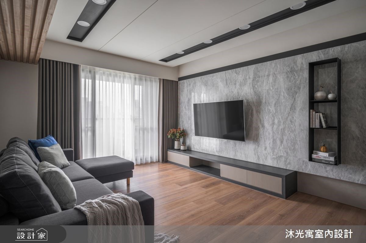 客廳電視牆結合男女屋主分別喜歡的石材及黑色調,營造精品般的精緻質感。 客廳電視牆結合男女屋主分別喜歡的石材及黑色調,營造精品般的精緻質感。