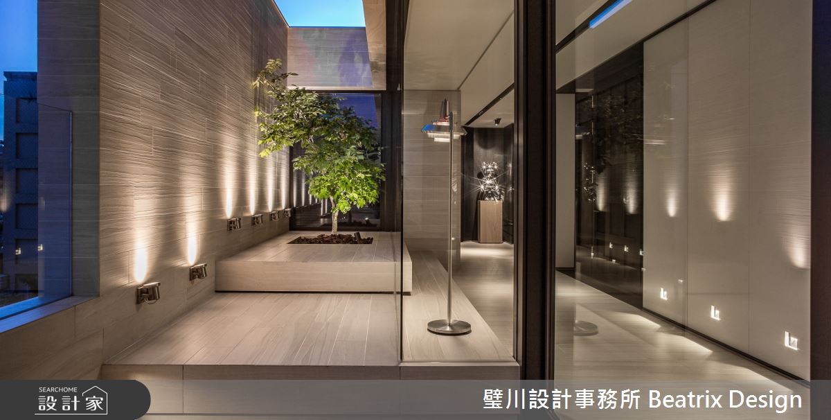 位於台北繁華地段的 65 坪雙拼老屋,是屋主夫妻的起家