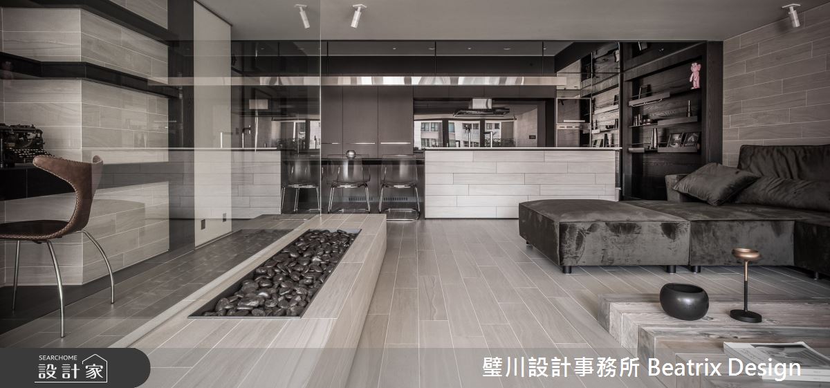 位於台北繁華地段的 65 坪雙拼老屋,是屋主夫妻的起家