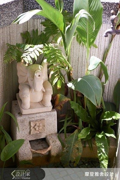 以小型噴水池與來自峇里島的原味石雕為主軸,搭配蕨類、旅人蕉及雞蛋花等植栽,讓南洋風情立現。 以小型噴水池與來自峇里島的原味石雕為主軸,搭配蕨類、旅人蕉及雞蛋花等植栽,讓南洋風情立現。