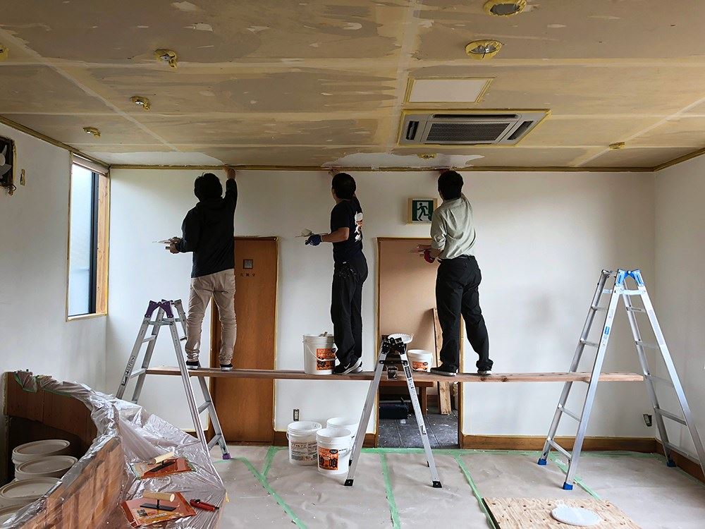 請師傅來粉刷油漆怕工錢太貴?想嘗試 DIY 粉刷牆面,