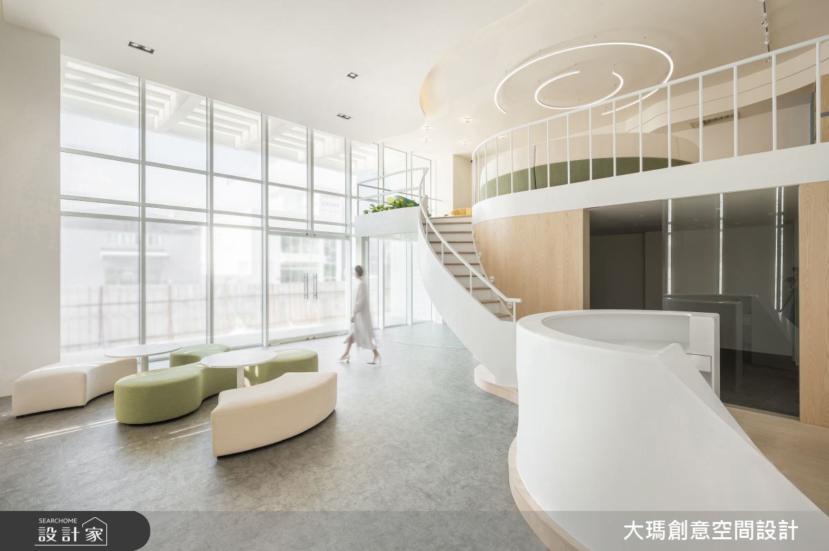 35坪混搭風的商業空間,是一間科技公司的接待大廳。設
