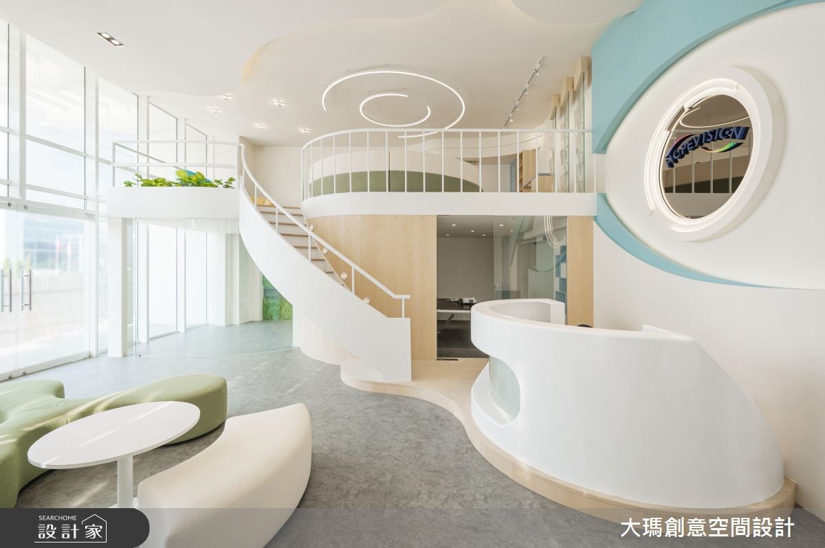 35坪混搭風的商業空間,是一間科技公司的接待大廳。設