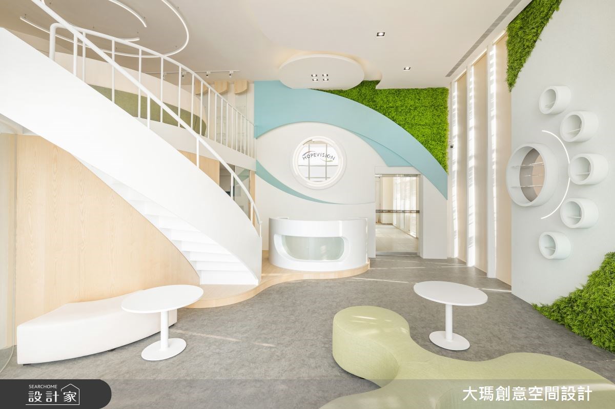 35坪混搭風的商業空間,是一間科技公司的接待大廳。設