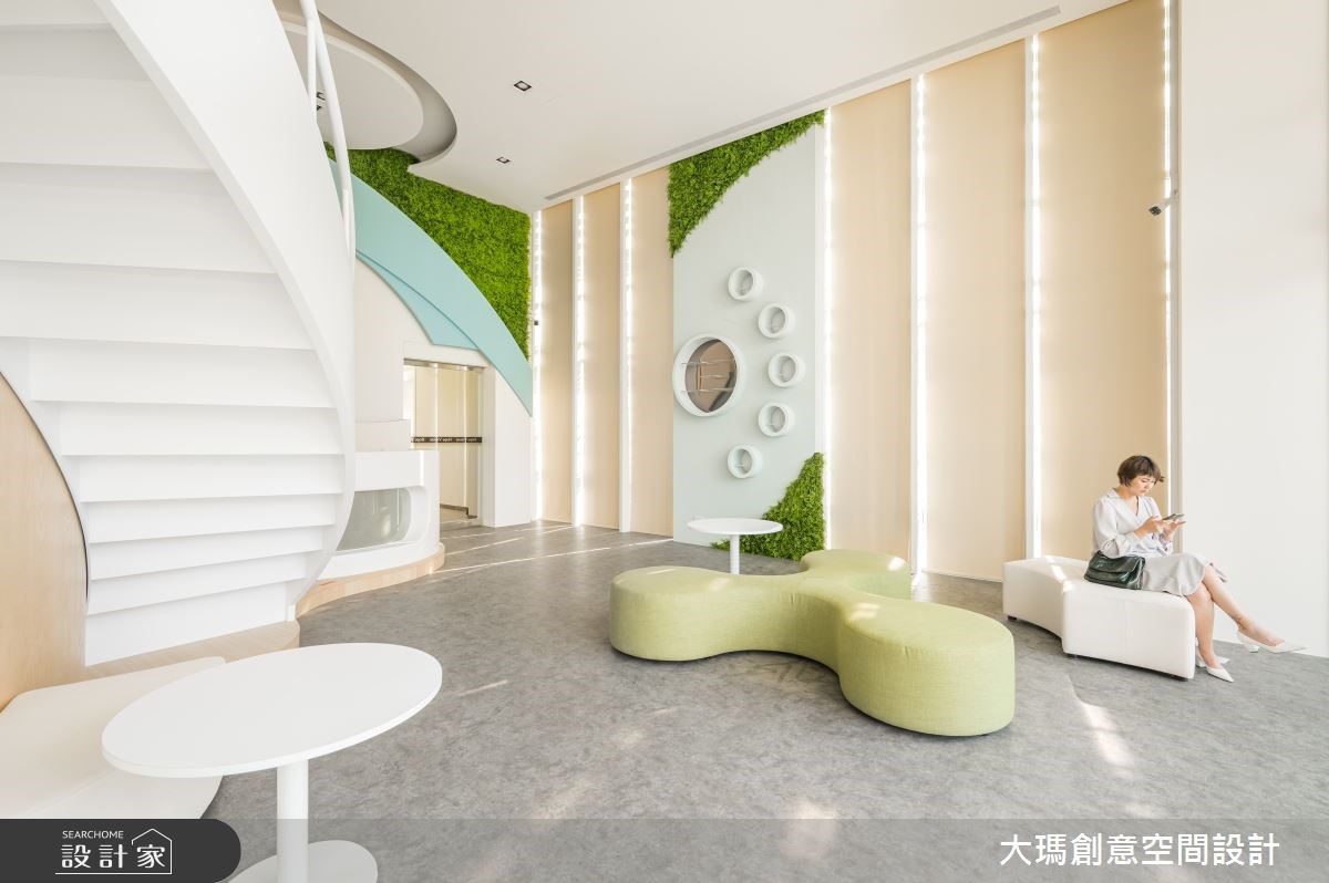 35坪混搭風的商業空間,是一間科技公司的接待大廳。設