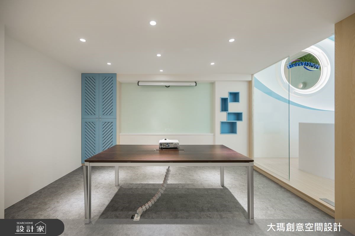35坪混搭風的商業空間,是一間科技公司的接待大廳。設