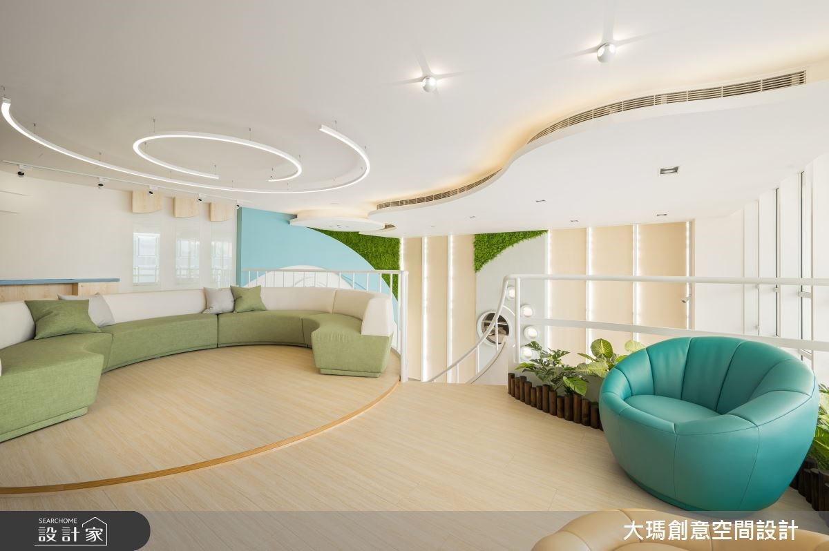 35坪混搭風的商業空間,是一間科技公司的接待大廳。設