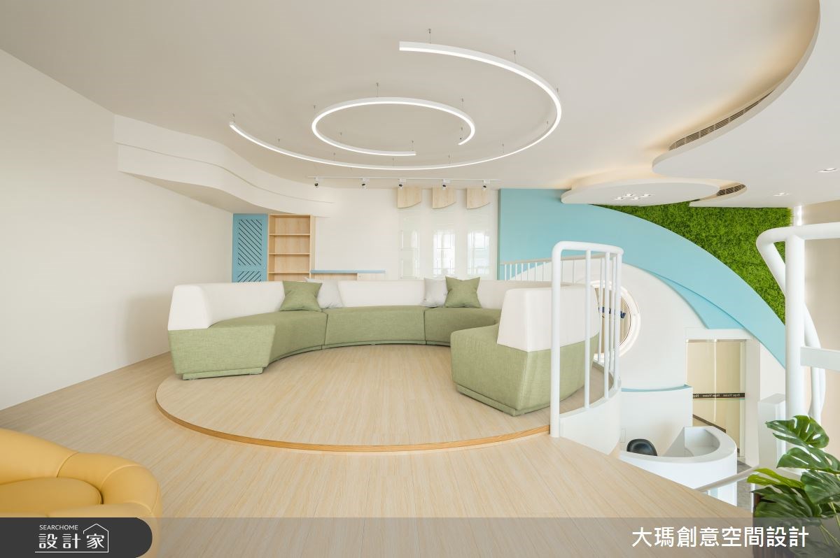 35坪混搭風的商業空間,是一間科技公司的接待大廳。設