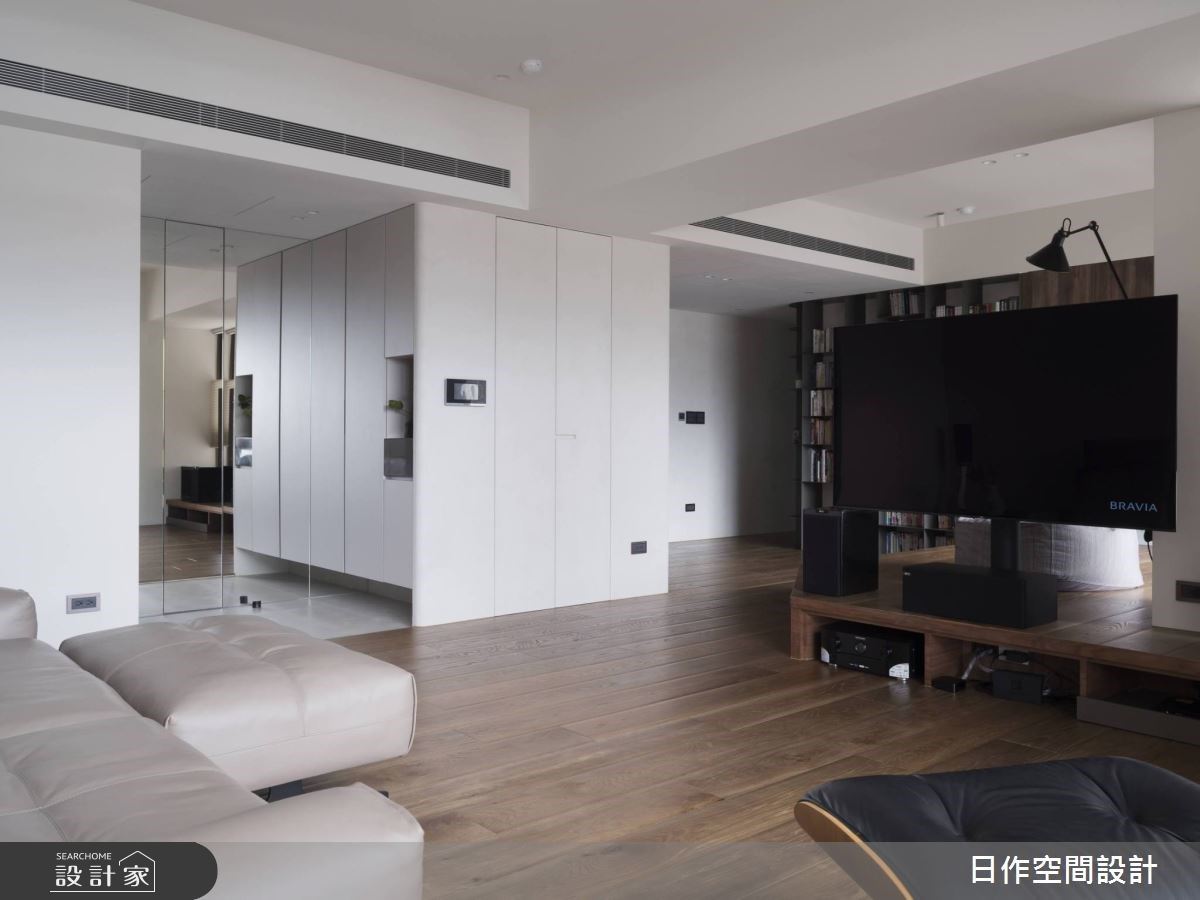 將近40坪的中古屋翻新為簡約風親子宅,藉由窗景引入充