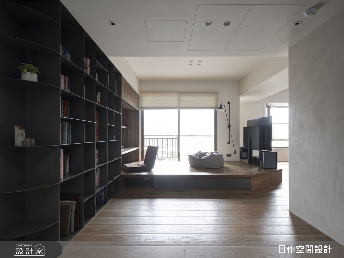 將近40坪的中古屋翻新為簡約風親子宅,藉由窗景引入充