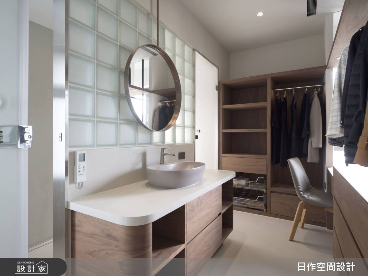 將近40坪的中古屋翻新為簡約風親子宅,藉由窗景引入充
