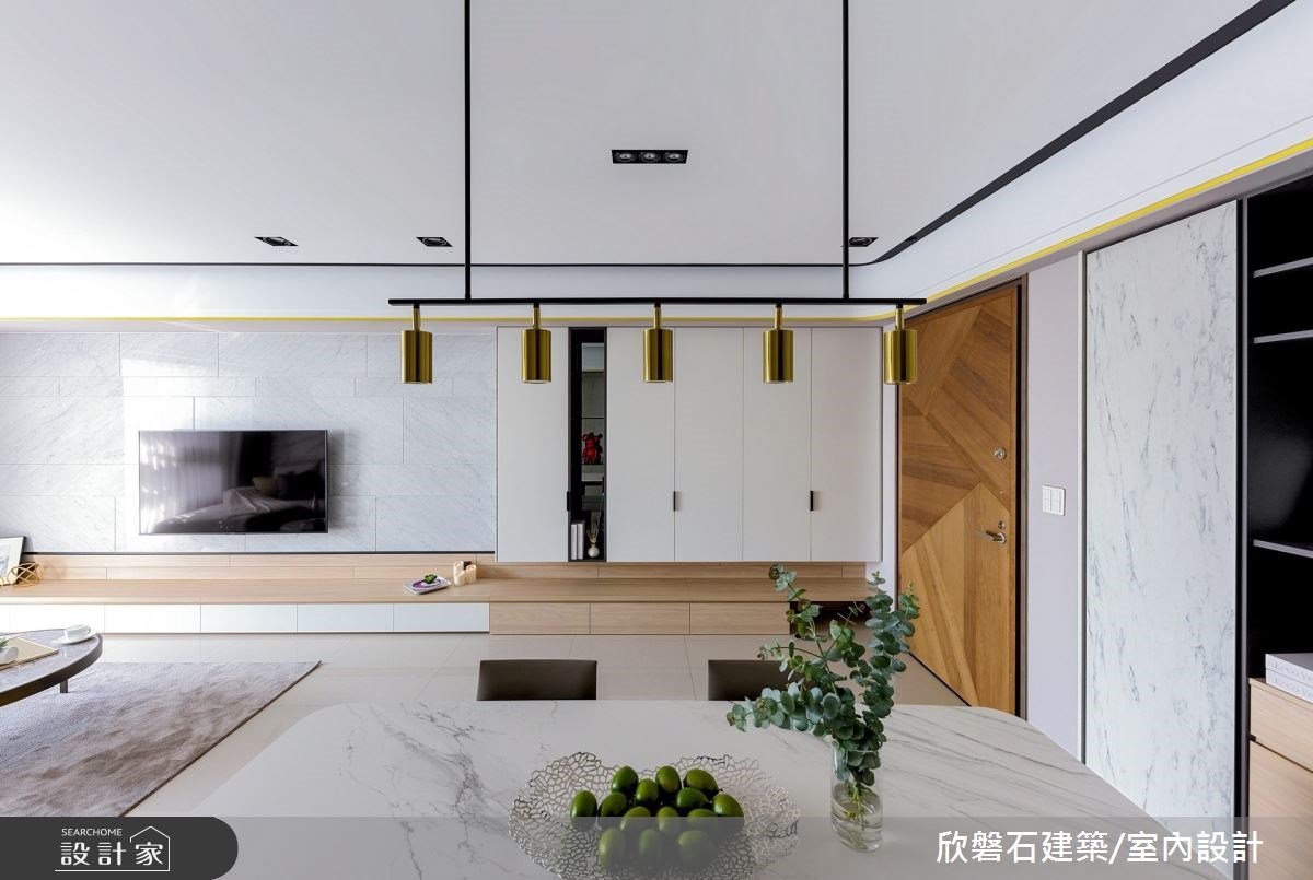 51坪新成屋將玄關櫃與電視櫃結合,懸浮設計創造海量收