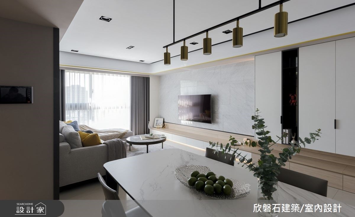 51坪新成屋將玄關櫃與電視櫃結合,懸浮設計創造海量收