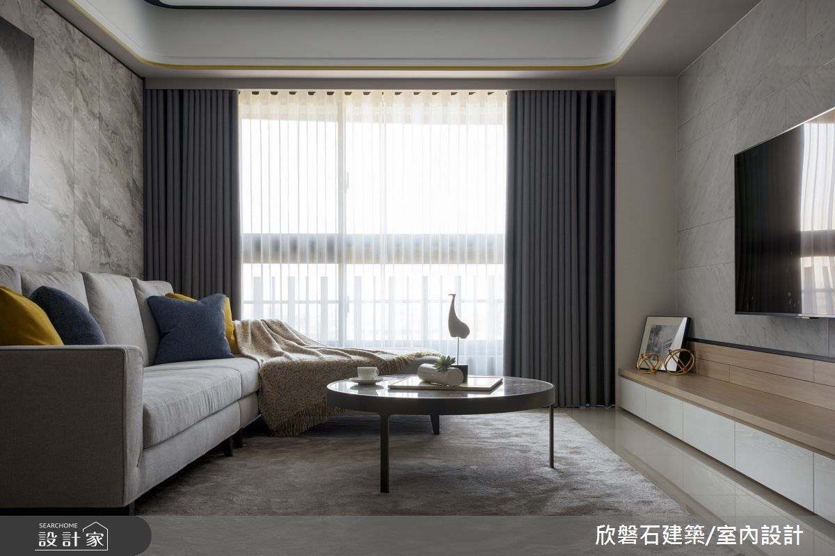 51坪新成屋將玄關櫃與電視櫃結合,懸浮設計創造海量收
