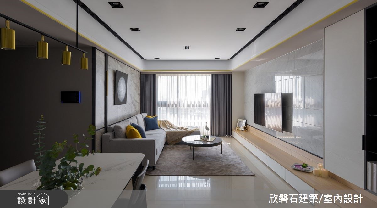 51坪新成屋將玄關櫃與電視櫃結合,懸浮設計創造海量收