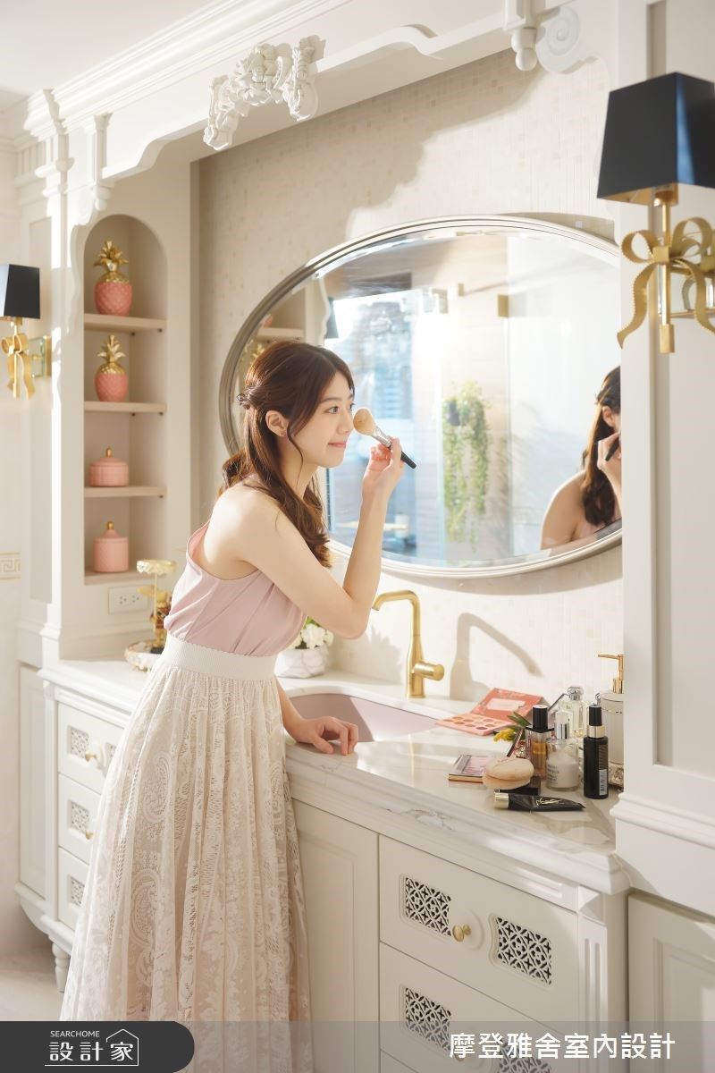 因應女明星的使用慣性與站著化妝的喜好,設計師將化妝台動線與浴室相連,並設置帶著雕花通風門片的浴櫃,打造充足置物空間。 因應女明星的使用慣性與站著化妝的喜好,設計師將化妝台動線與浴室相連,並設置帶著雕花通風門片的浴櫃,打造充足置物空間。