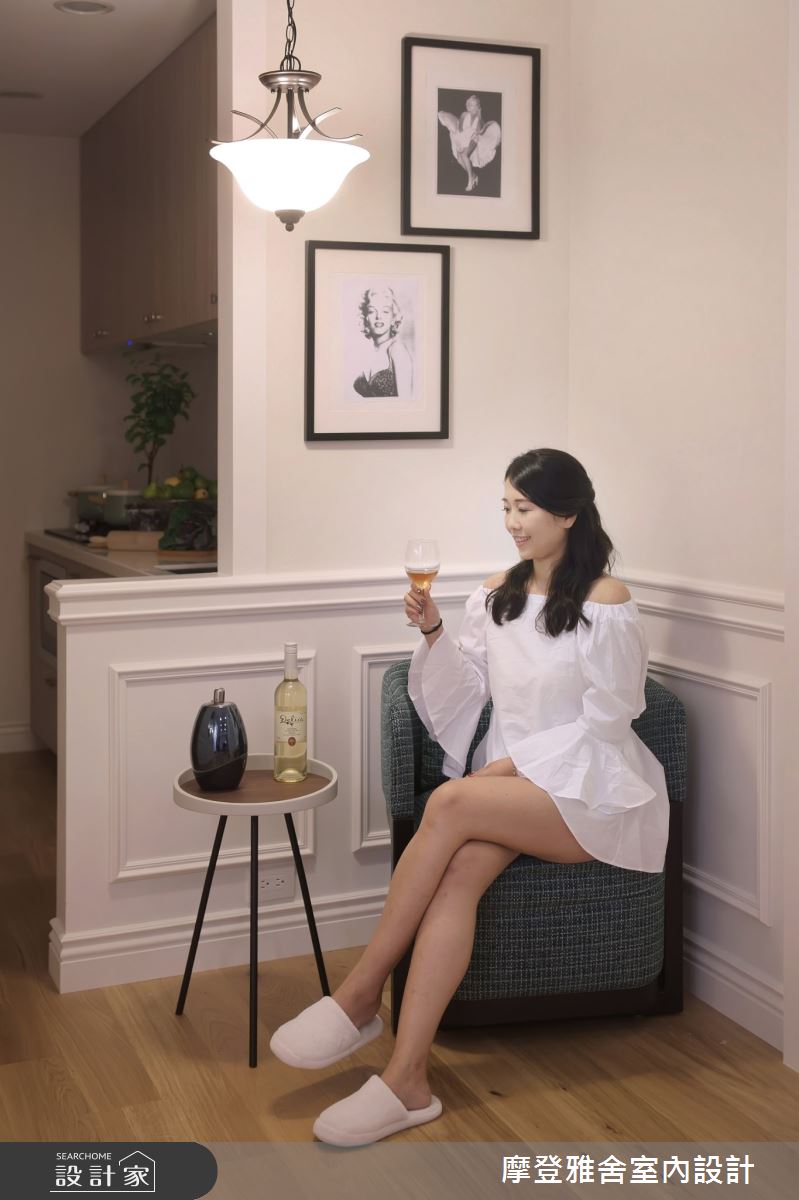 另一位同樣身為醫師的女屋主,熱愛中性色調,希望自己能擁有獨立書房以及品酒空間,設計師將她喜愛的黑、白、灰、藍色調挹注到這兩個場域中,成為她專屬的放鬆專區。 另一位同樣身為醫師的女屋主,熱愛中性色調,希望自己能擁有獨立書房以及品酒空間,設計師將她喜愛的黑、白、灰、藍色調挹注到這兩個場域中,成為她專屬的放鬆專區。