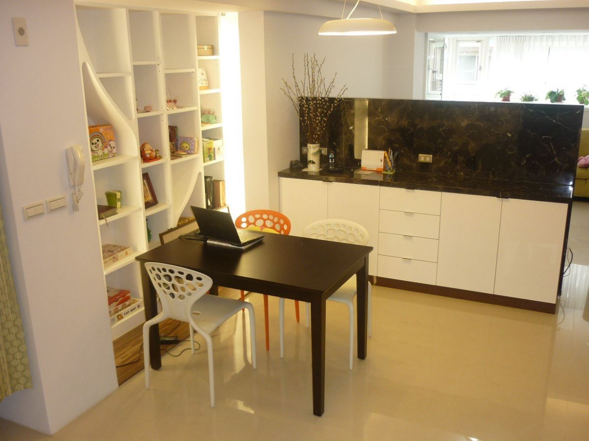 BFORE原始屋況,餐廳區域有一個隔層複雜的大面展示櫃。 BFORE原始屋況,餐廳區域有一個隔層複雜的大面展示櫃。