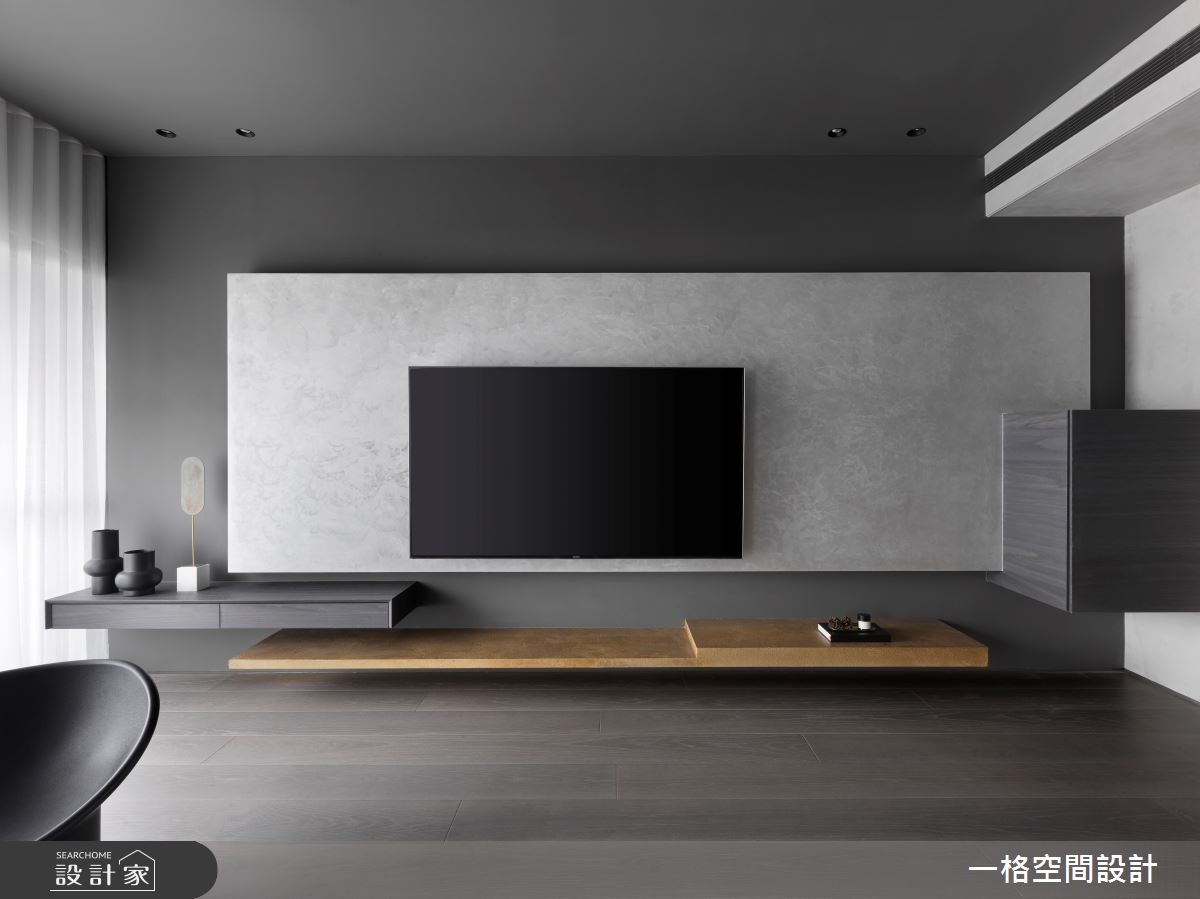 客廳電視牆透過不規則深淺色塊,營造視覺層次感。 客廳電視牆透過不規則深淺色塊,營造視覺層次感。
