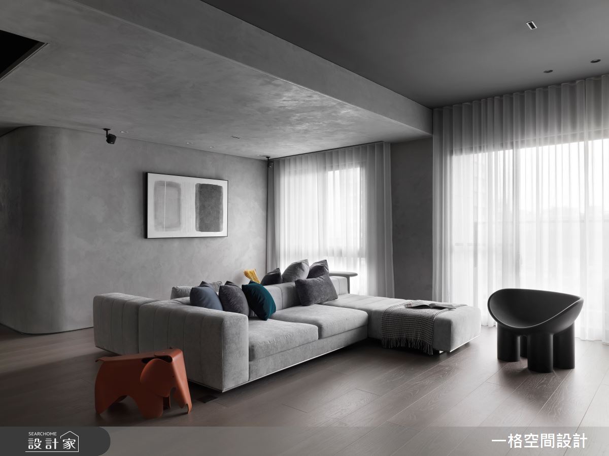 客廳規劃雙面沙發,成為全家大小的玩樂凝聚區。 客廳規劃雙面沙發,成為全家大小的玩樂凝聚區。