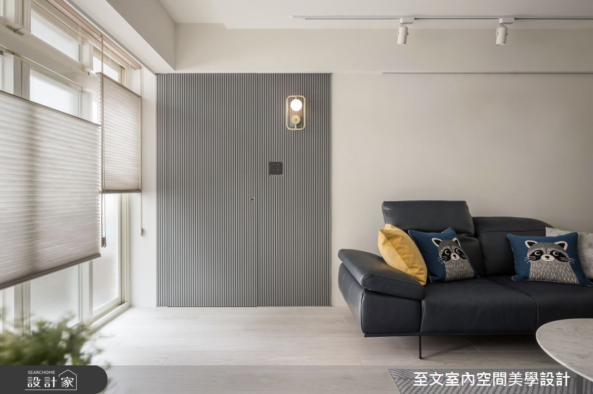 此案為35坪的老屋翻新,透過白色為基底,拉闊空間視野