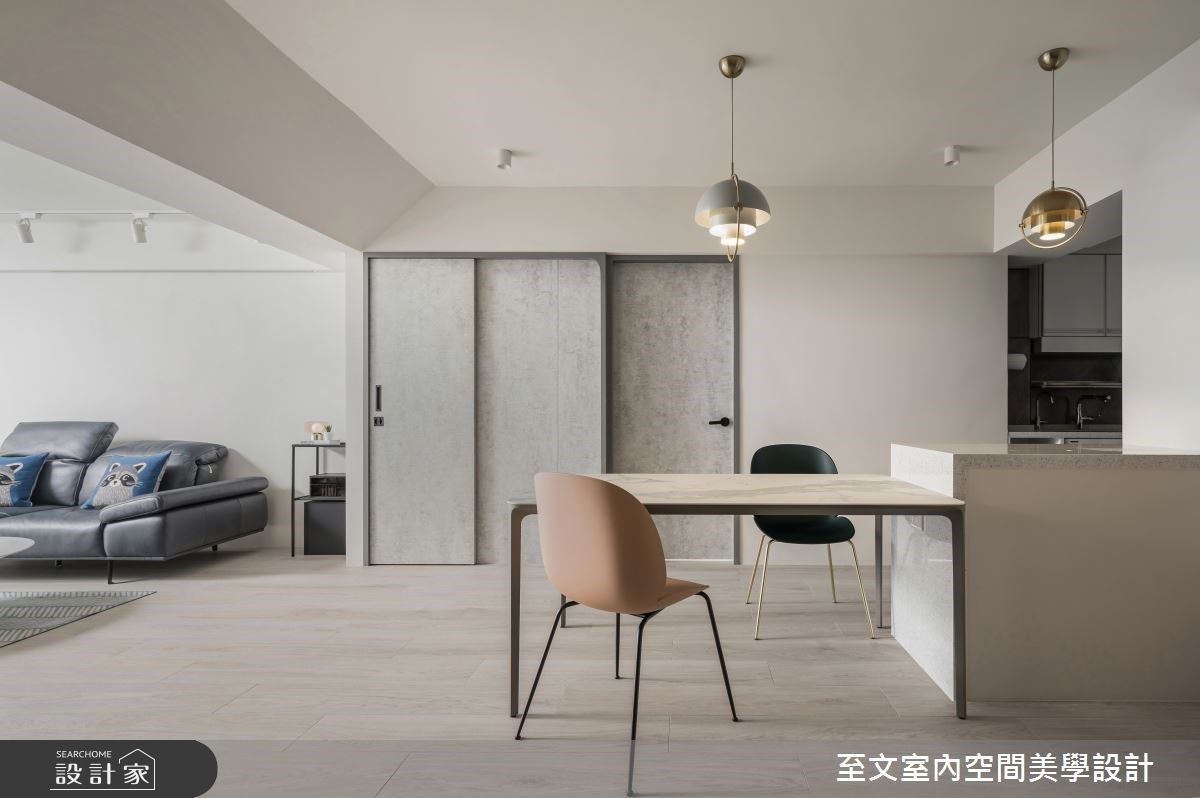 此案為35坪的老屋翻新,透過白色為基底,拉闊空間視野