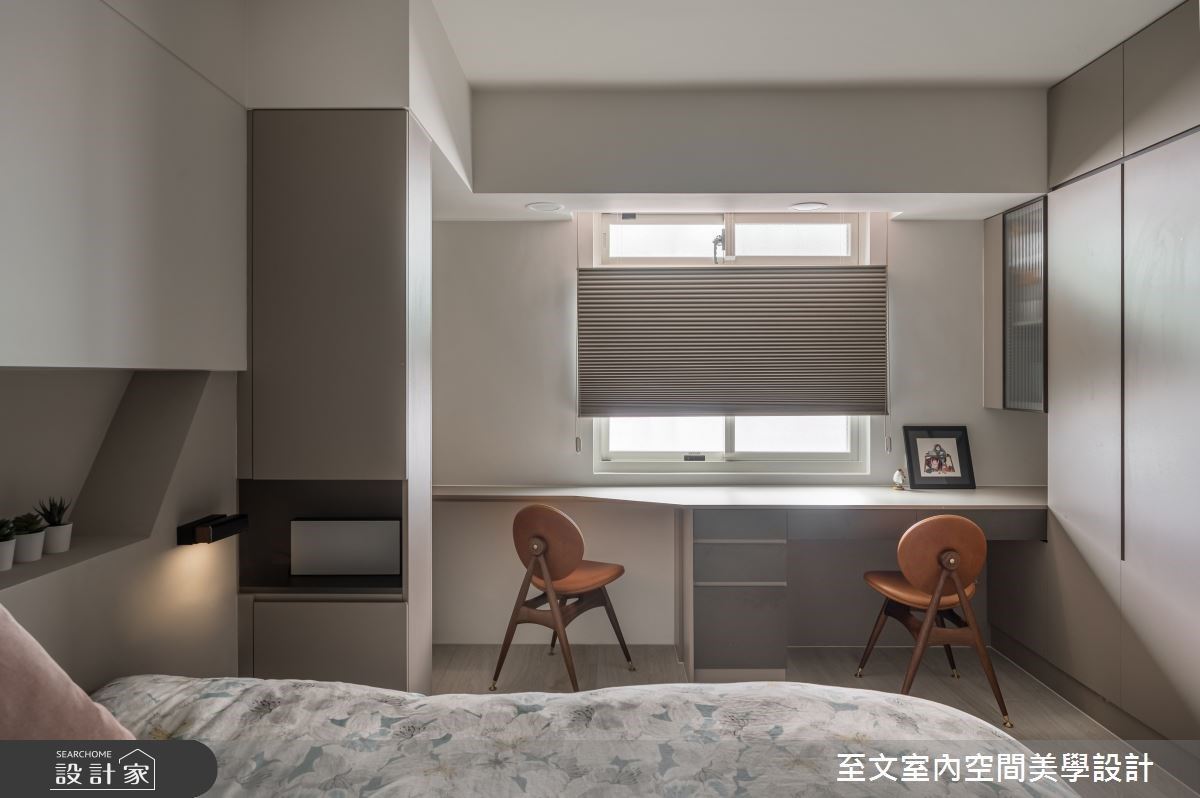 此案為35坪的老屋翻新,透過白色為基底,拉闊空間視野