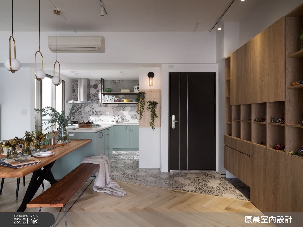 梳理中古屋的格局,利用結構樑柱產生的畸零空間規劃海