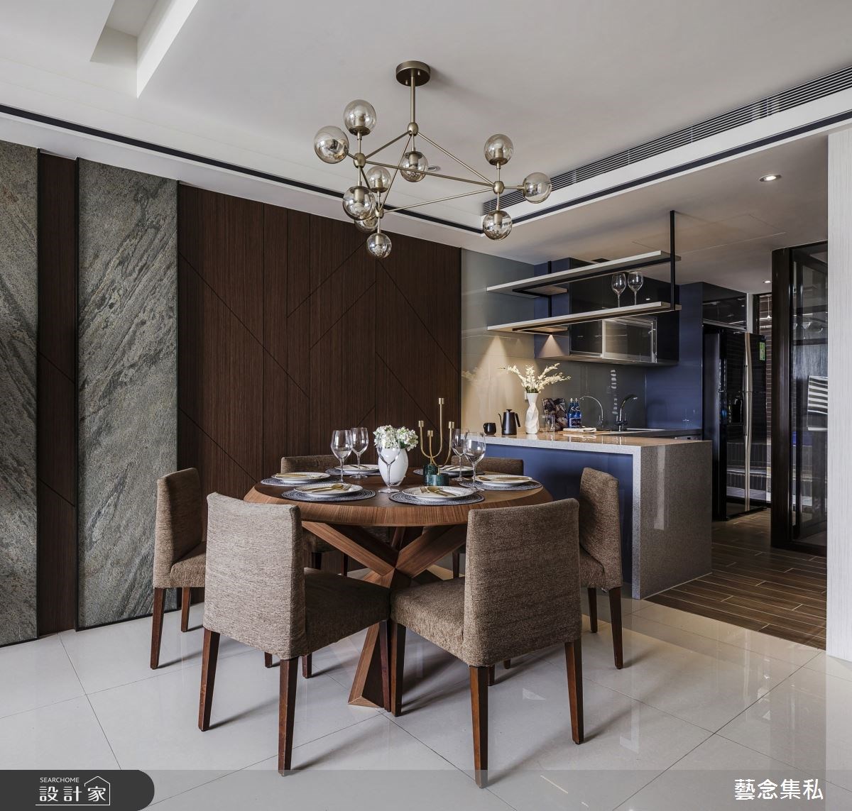 要在固定的坪數中放大客廳區域,設計師將沙發牆稍微退