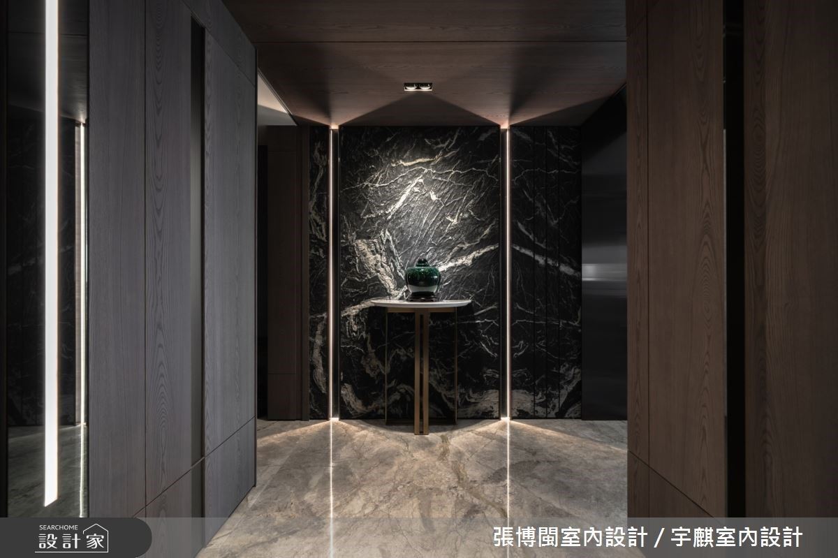 利用現代風為基底,大面採光增添室內開闊度,並掌握石