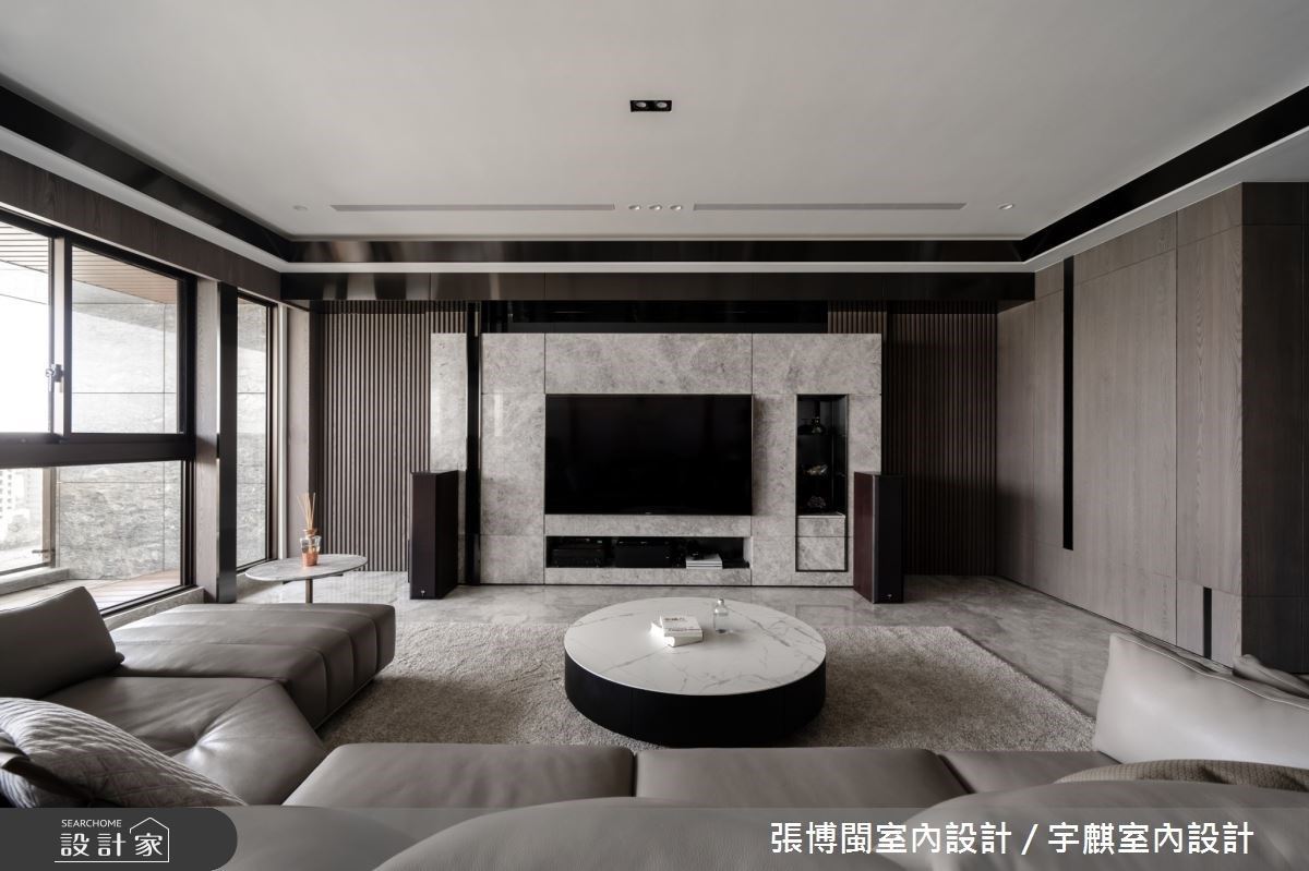利用現代風為基底,大面採光增添室內開闊度,並掌握石