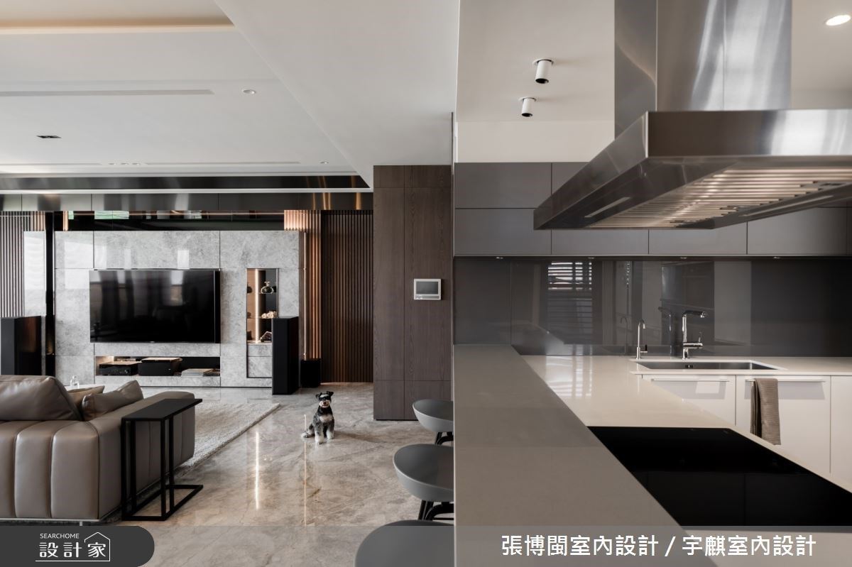 利用現代風為基底,大面採光增添室內開闊度,並掌握石
