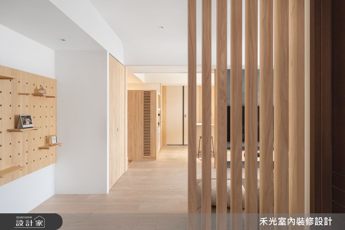 48坪的空間,一開門鋪花磚的玄關引導入內,客廳電視牆