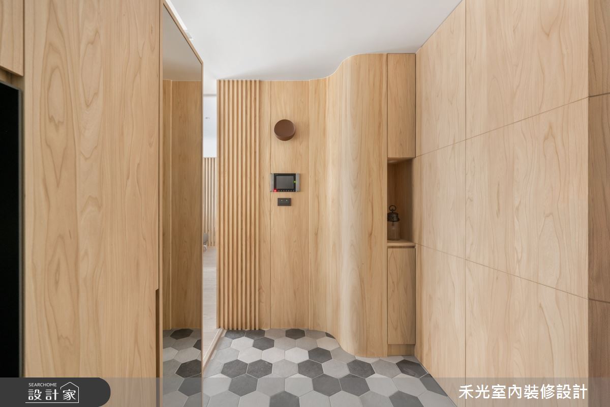 48坪的空間,一開門鋪花磚的玄關引導入內,客廳電視牆