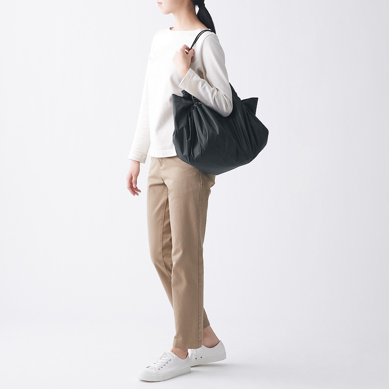 聚酯纖維可攜式束口購物袋,390元:置入袋內物品後,只要收緊束帶就能變成購物袋。採用可摺疊攜帶的輕便設計。 聚酯纖維可攜式束口購物袋,390元:置入袋內物品後,只要收緊束帶就能變成購物袋。採用可摺疊攜帶的輕便設計。