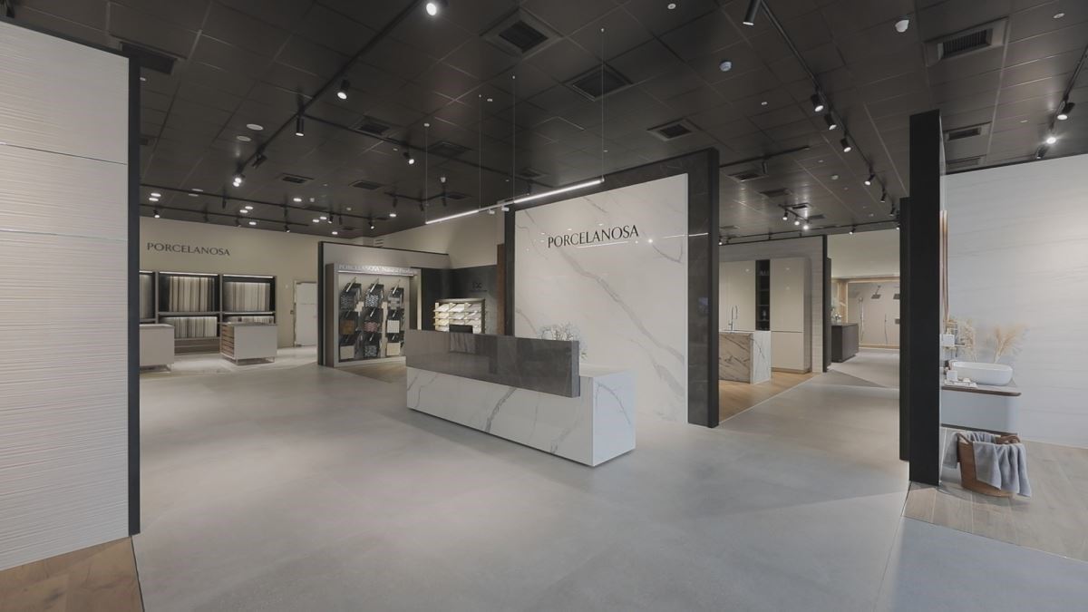 黑白輕磁板打造櫃台造型,PORCELANOSA 立字體在光線映照下,展現歐式現代風質感。 黑白輕磁板打造櫃台造型,PORCELANOSA 立字體在光線映照下,展現歐式現代風質感。